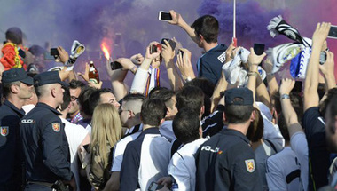 بالفيديو: استقبال لا يصدق من المشجعين لريال مدريد قبل لقاء المان سيتي