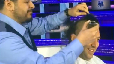 صور.. ميدو يحلق شعره على الهواء بعد فوز ليستر سيتي بالدوري الإنجليزي