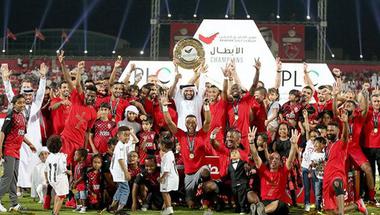 لاعبو الأهلي الإماراتي يحتفلون مع أسرهم باللقب السابع