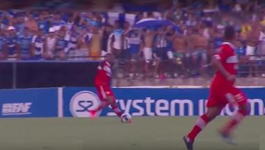 فيديو: لاعب برازيلي يتعرض للإصابة الأكثر كوميدية في الملاعب
