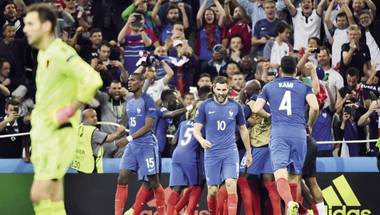 فرنسا تحتفل بالتأهل فى يوم المفارقات التاريخية