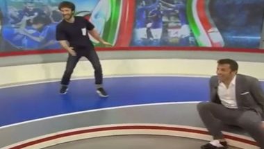 بالفيديو:  دل بييرو يسقط أرضا أثناء استعراضه الكرة أمام مذيعة حسناء