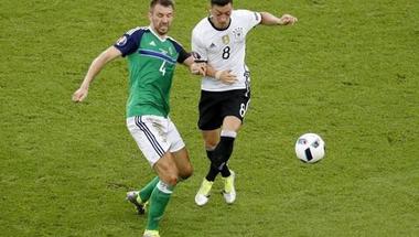 بالأرقام: أوزيل رجل مباراة ألمانيا وأيرلندا الشمالية