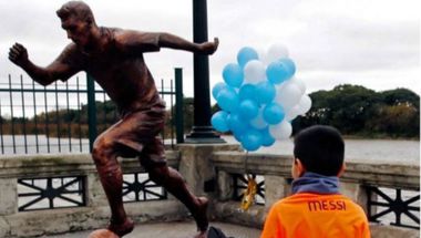 إزاحة الستار عن تمثال ميسي في الأرجنتين وسط مناشدات له بالعودة