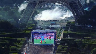 يورو 2016 .. شغب الجماهير يبدأ بالقرب من برج إيفل