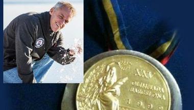 سرقة ميدالية ذهبية للبطل الأولمبي الأمريكي جاكوبي في "مطعم"