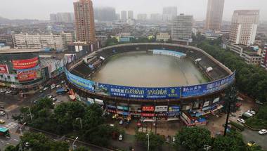 
الأمطار تحول ملعبا لكرة القدم في الصين إلى بحيرة | رياضة

