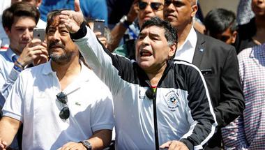 مارادونا يعلن الحرب على الفيفا واتحاد الكرة الأرجنتيني