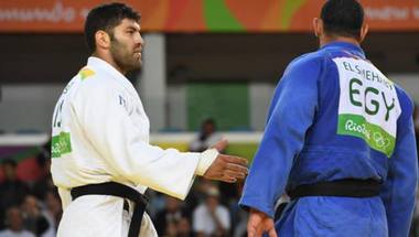 
صيحات استهجان ضد مصارع جودو مصري رفض مصافحة منافسه الإسرائيلي | رياضة
