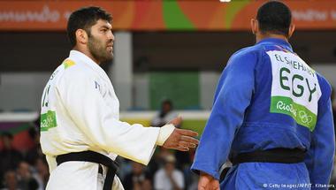 الأولمبية الدولية توبخ لاعب جودو مصري رفض مصافحة إسرائيلي