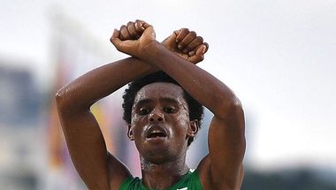 عداء أثيوبي يواجه الموت عند عودته لبلده !