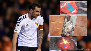 جماهير فالنسيا تحرق قميص ألكاسير..بعد اقترابه من برشلونة (فيديو)