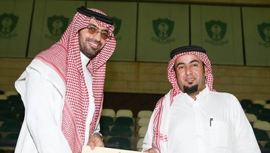الأهلي يستلم مكافآة الفوز بكأس السوبر من الأمير الوليد بن طلال