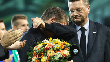شفاينشتايجر يذرف الدموع في مباراة اعتزاله