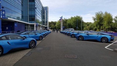 رئيس ليستر سيتي يشتري 19 سيارة من نوع BMW I8 للاعبين