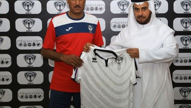 رئيس نادي هجر يوقع العقد الرسمي مع المدرب سمير هلال