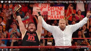 تربل إتش يهدي كيفين أوينز لقب "WWE العالمي"