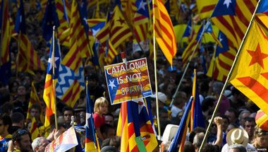 الاتحاد الأوروبي يهدد برشلونة في حال رفع أعلام كتالونيا