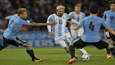 بالفيديو والصور .. مشجع يقتحم مباراة #الأرجنتين و #أوروجواي لتقبيل قدم #ميسي