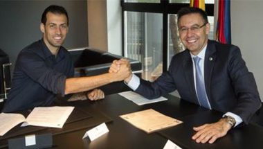 رسمياً: بوسكيتس يوقع على تجديد عقده مع برشلونة حتى 2021