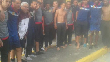 بالصور.. فريق كرة فنزويلي بلا أحذية أو ملابس بعد سطو مسلح على حافلتهم