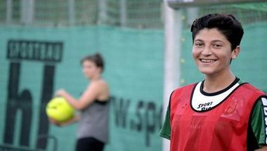 الحرب السورية تجعل فتاة لاجئة تحقق حلمها في عالم كرة القدم