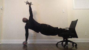 بالفيديو .. 6 تمارين مفيدة لعضلاتك يمكن أن تقوم بها على كرسي!