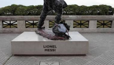 
بعد فقدانه أغلب الجوائز.. ميسي يفقد رأس تمثاله في بوينس آيرس | رياضة

