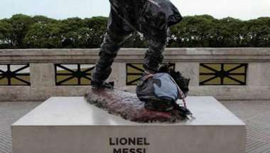 مشاغبون يحطمون تمثال ميسي في بيونس أيرس!