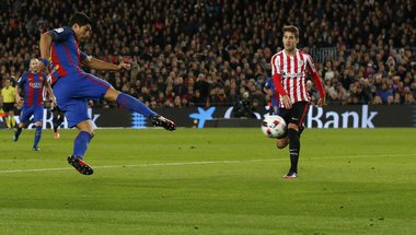 سواريز يحرز هدفه رقم 100 مع برشلونة