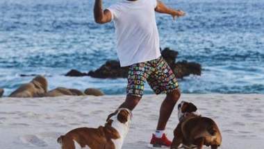 هاميلتون يلعب الرغبي مع كلبيه على شواطئ المكسيك