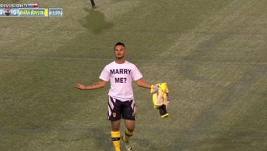  – بالفيديو.. بطاقة صفراء للاعب طلب الزواج من صديقته في الملعب