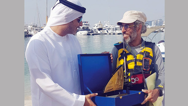 «دبي البحري» يحتفل بفريق كويتي قطع  الخليج تجديفاً