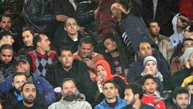 صور.. علاء وجمال مبارك يتابعان مباراة المنتخب.. ويحتفلان مع الجماهير بهدف مروان
