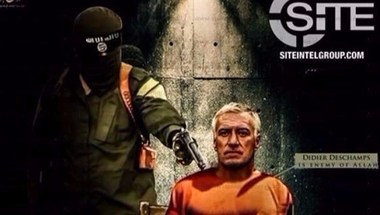 بالملابس البرتقالية والمسدس.. داعش يهدد مدرب فرنسا 