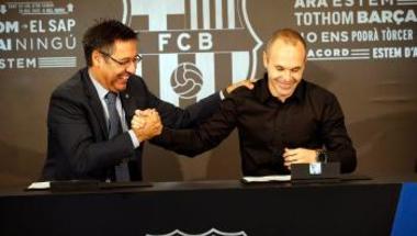 إنييستا فخور بتوقيع عقد تاريخي مع برشلونة