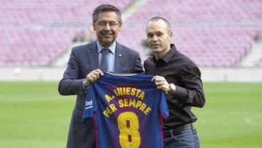 إنييستا يمدد عقده مع برشلونة «مدى الحياة»