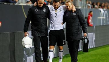 إصابة مدافع أرسنال في مباراة ألمانيا وأذربيجان