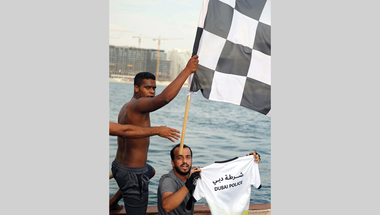 قارب شرطة دبي يتوّج بلقب «30×30» في بطولة التجديف