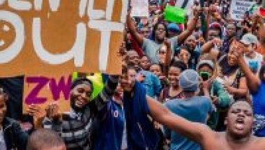 مظاهرات في زيمبايوي تطالب برحيل فينجر !