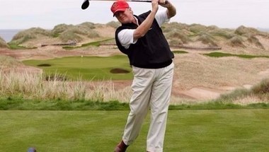 ترامب يلعب الغولف مع تايغر وودز وداستن جونسون