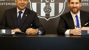 رسميا.. ميسي يجدد عقده مع برشلونة حتى 2021