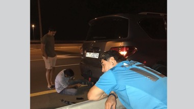 حكم ينقذ مارادونا بعد تعطل سيارته على طريق الفجيرة - دبي