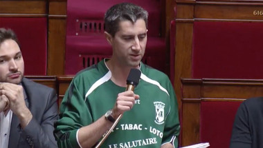 برلماني فرنسي يُغرم بسبب ظهوره بقميص ناد هاو
