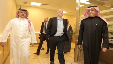 بالصور.. وصول رئيس " الفيفا " إلى الرياض - صحيفة صدى الالكترونية