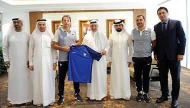 «دوما» و«لانو» يهديان مجلس دبي الرياضي قميص الديوك