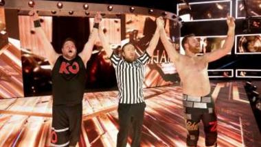 براين يهدي الفوز لأوينز وزين وينقذهما من مغادرة WWE