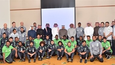 سفير السعودية في الكويت يزور معسكر "الأخضر"