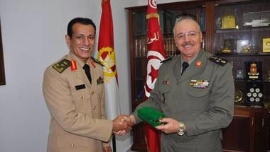 العميد هادي بكر يقلد وزير الدفاع التونسي وسام الاتحاد العربي للرياضة العسكرية