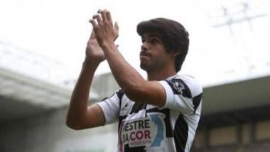 نادٍ برتغالي يجدد عقد لاعبه ليساعده في صراعه مع السرطان